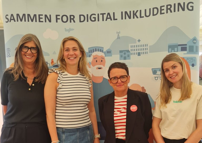 Fire damer smiler til kamera