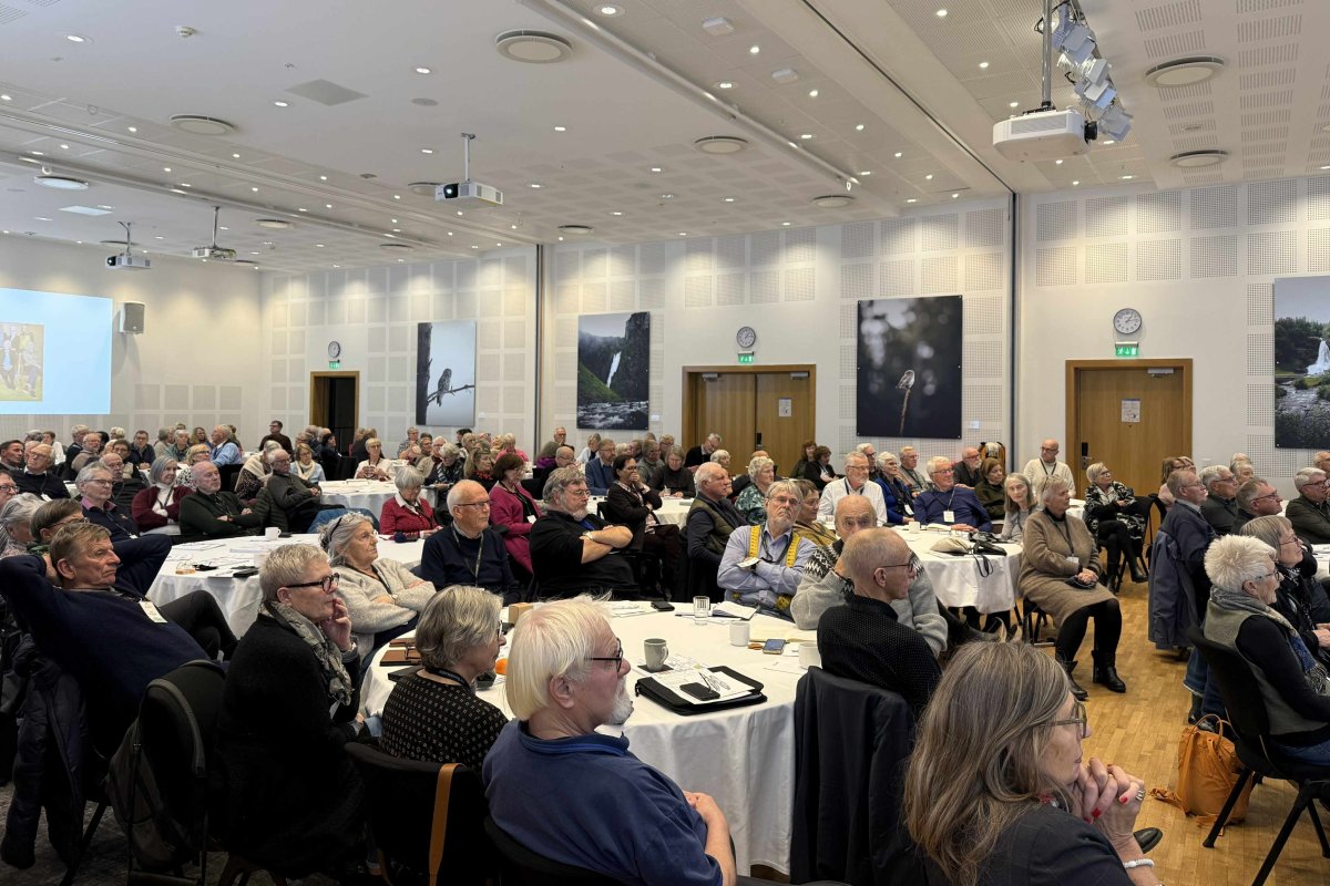 En konferansesal full av deltakere