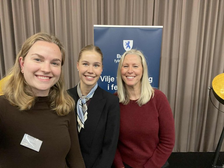 Elin, Katrine og Anne Berit står side om side