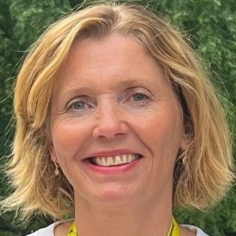 Utendørsportrett av Monica