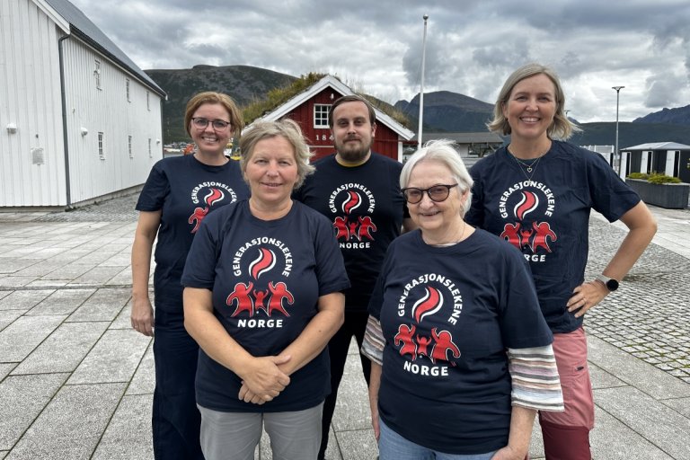 Gruppebilde med 5 stykker som har på seg t-skjorte med Generasjonslekene t-skjorte