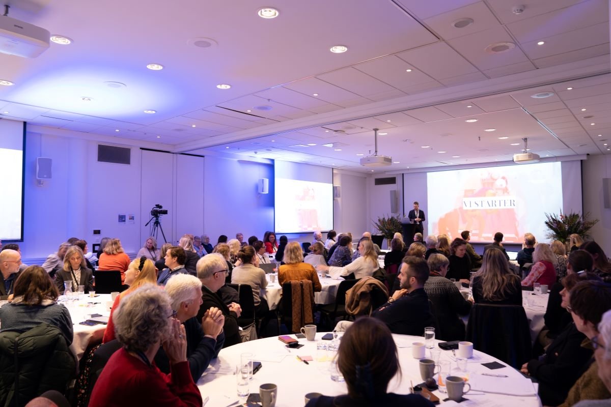 En konferansesal full av mennesker