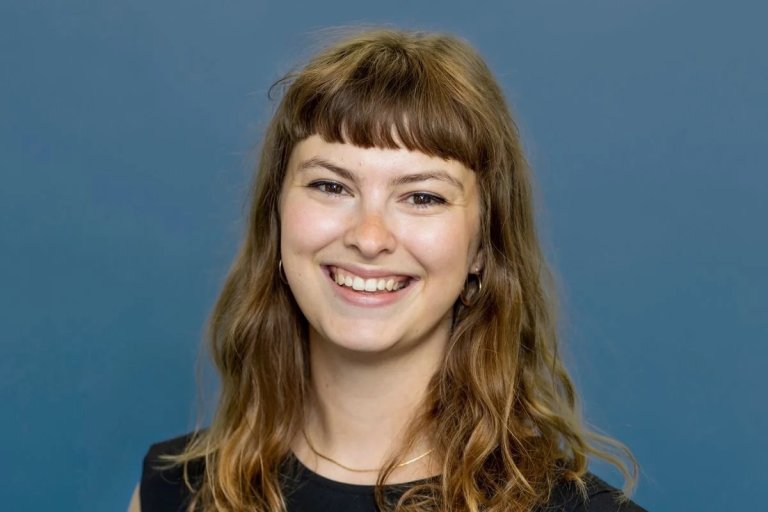 Profilbilde der dame med langt hår smiler