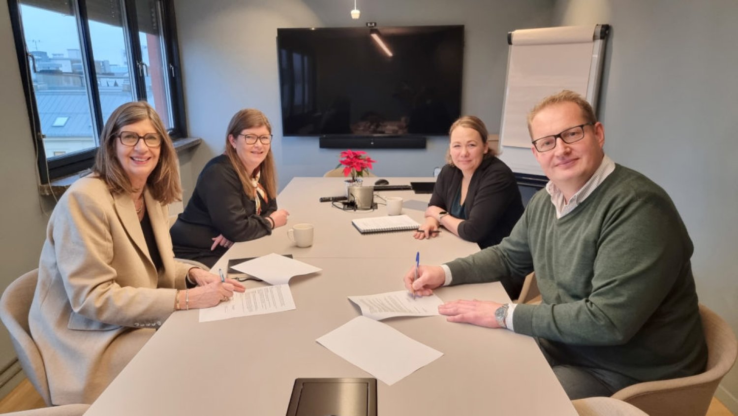 Wenche Halsen, leder Senteret for et aldersvennlig Norge, Kristin Gyldenskog, samfunnskontakt Huseierne, Nina Myklebust, seniorrådgiver Senteret for et aldersvennlig Norge og Carsten Pihl, Forbruker- og kommunikasjonssjef Huseierne signerer partnerskapsavtalen.