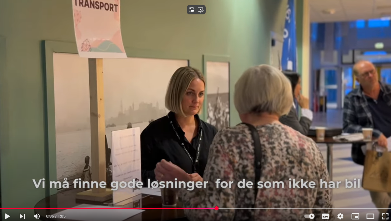 Skjermdup av video som viser en eldre dame som snakker med en annen dame.