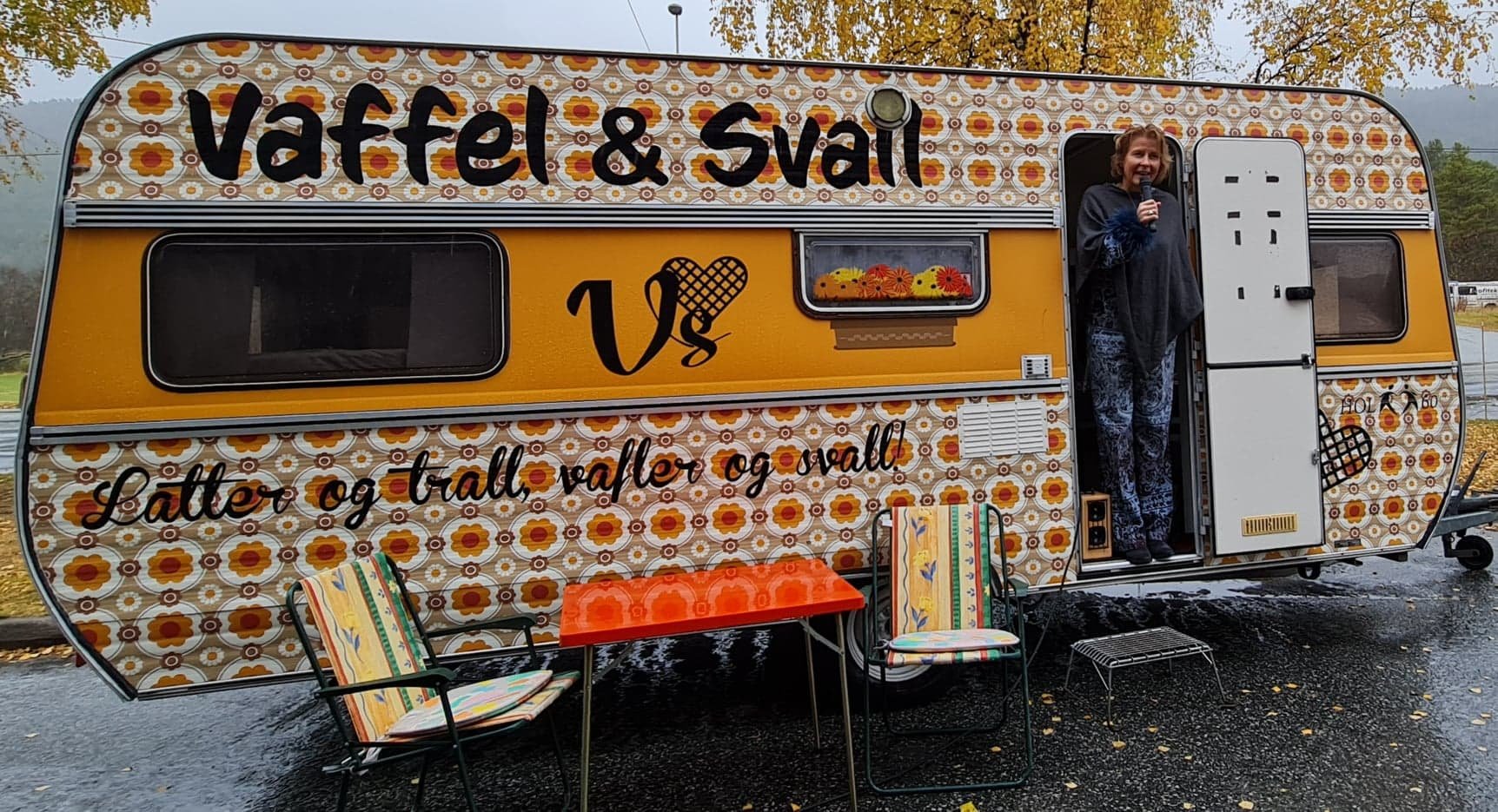 En campingvogn dekorert i 70 tallsmønster og med navnet vaffel og svall