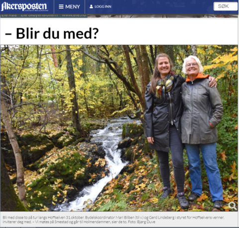 Faksimile fra en nettavis som viser to damer som står i høstvær ved en bekk