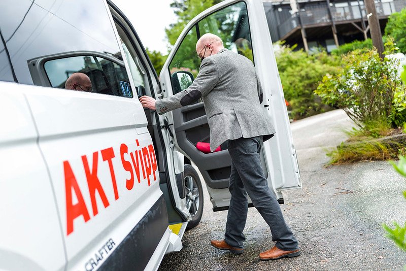 Eldre mann går inn på buss