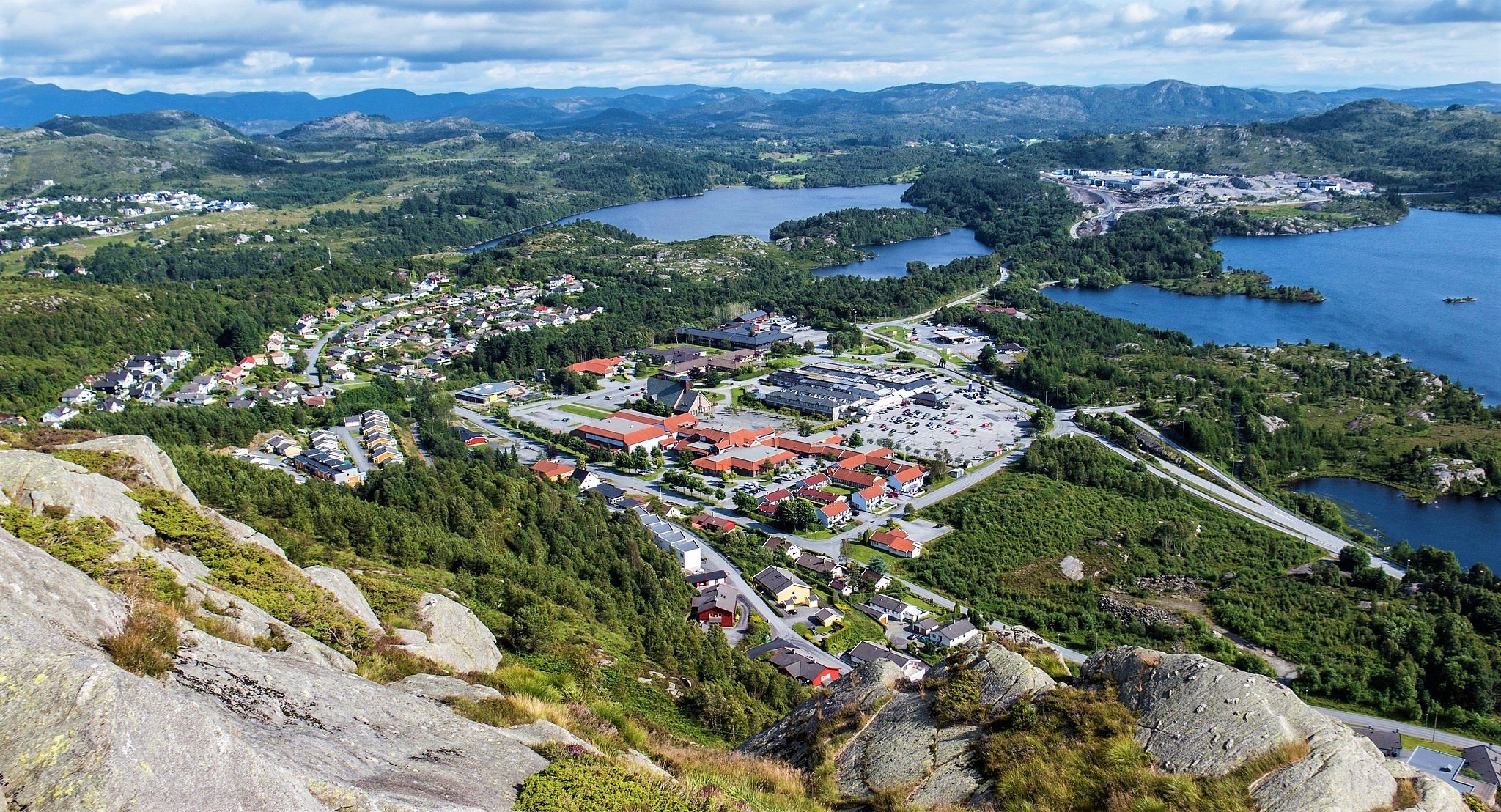 Oversiktsbilde av en liten bygd med vann og