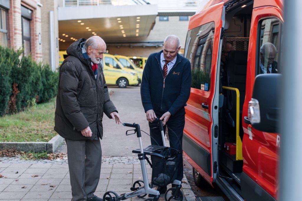Mann med rullator får hjelp ombord i en minibuss