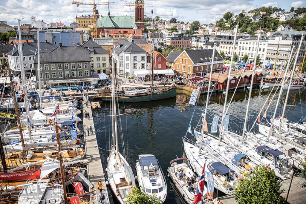 Havn med masse småbåter, seilbåter og et yrende folkeliv. 