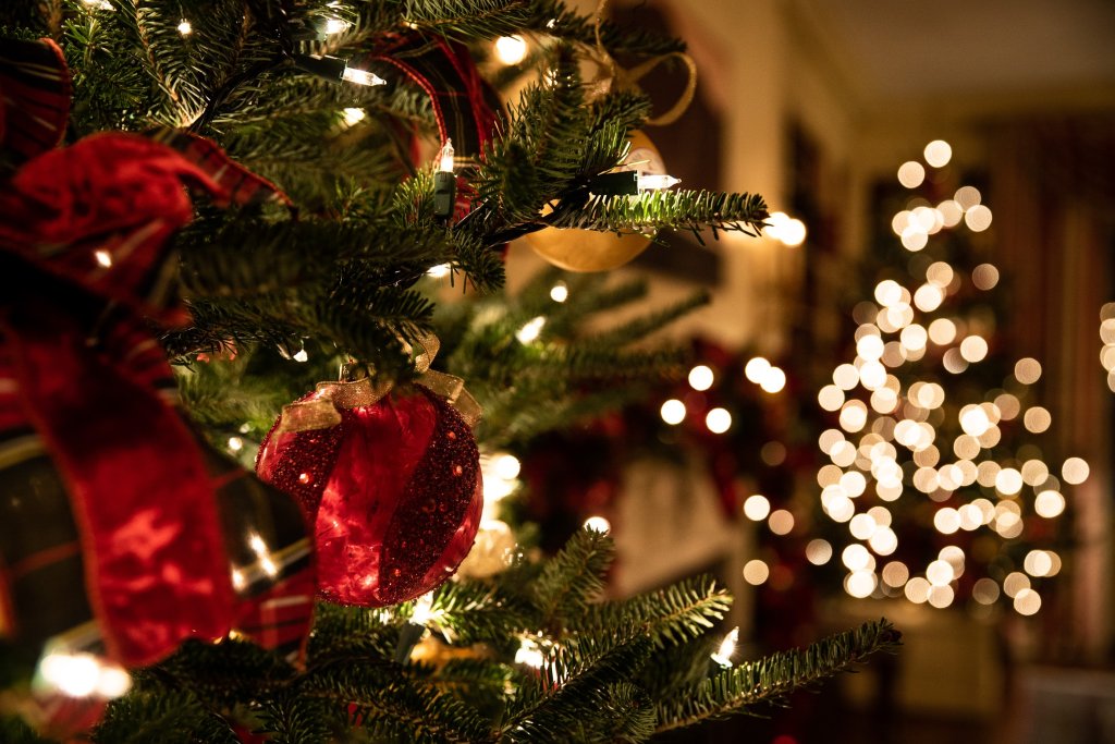 Julekule henger i et tre