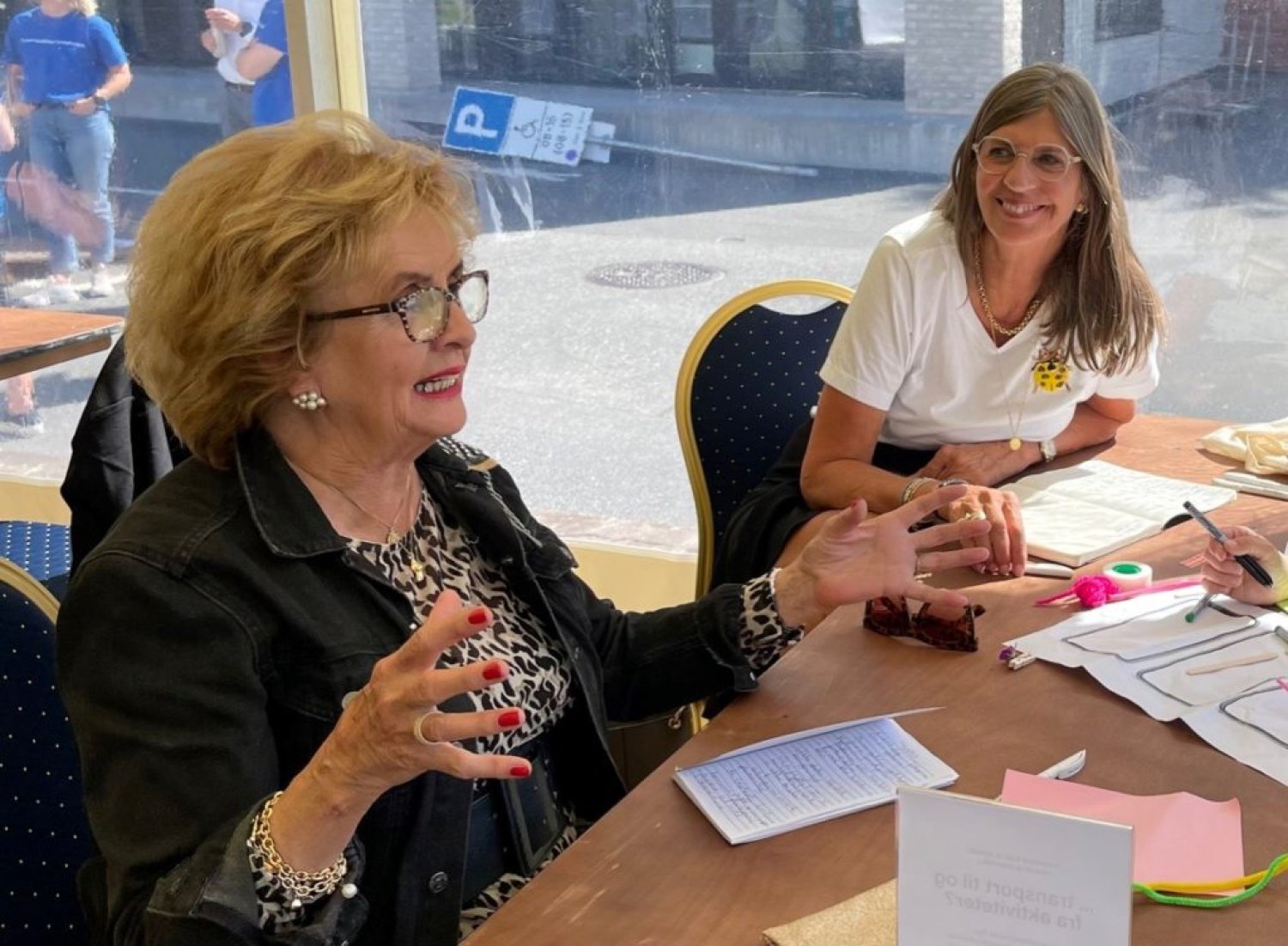 Trude Drevland, leder av Rådet for et aldersvennlig Norge, og Wenche Halsen, leder for senteret, <br> var tilstede på Arendalsuka for å møte folk og spre budskapet om et aldersvennlig Norge. <em>Foto: Senteret for et aldersvennlig Norge</em>.