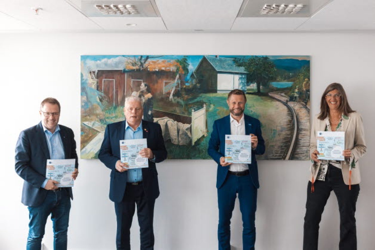Torsdag 9. september markerte samarbeidspartene utdelingen av håndboken. Fra venstre: Styreleder i KS Bjørn Arild Gram, Leder i Pensjonistforbundet Jan Davidsen, Helse- og omsorgsminister Bent Høie og leder av Senteret for aldersvennlig Norge Wenche Halsen. Foto: Pensjonistforbundet/Oda Hveem.
