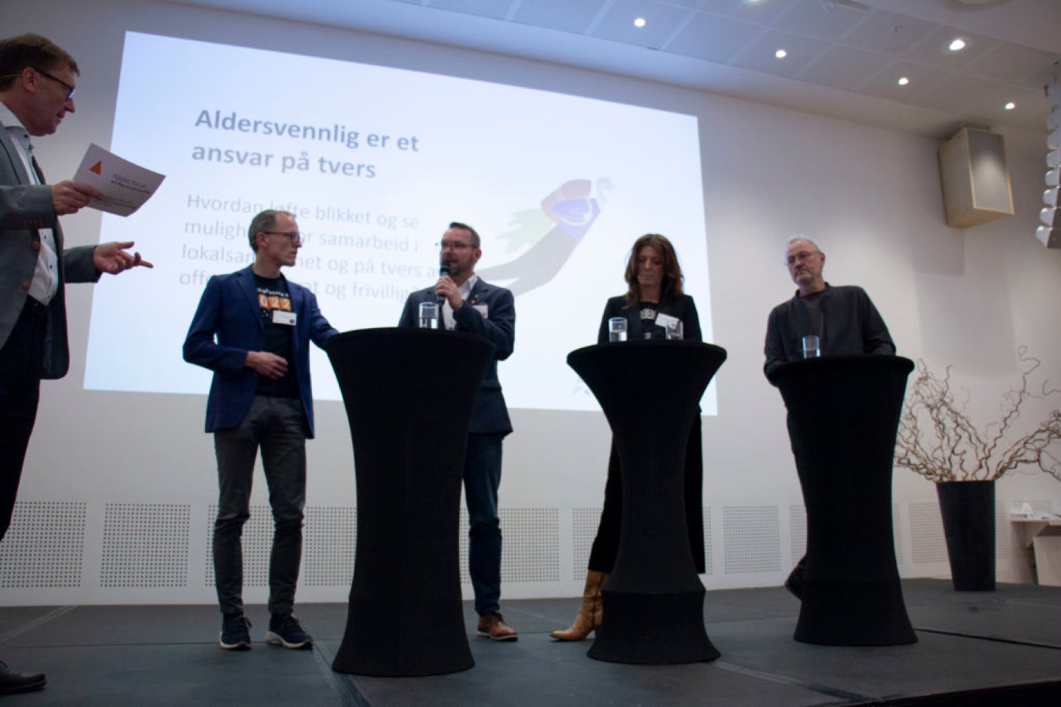 Med spørsmål om hvordan vi kan løfte blikket og se muligheter for samarbeid på tvers av offentlig, privat og frivillig sektor i utviklingen av et aldersvennlig samfunn, ble konferansen avsluttet med en samtale mellom (f.v.) konferansier, Osmund Kaldheim (direktør i Husbanken), Stian Johnsen Slotterøy (generalsekretær i Frivillig Norge), Knut Erik Engh (ordfører i Ulstein kommune), Anne-Cecilie Kaltenborn (adm. dir i NHO Service og Handel) og Lars Ueland Kobro (leder av SESAM).