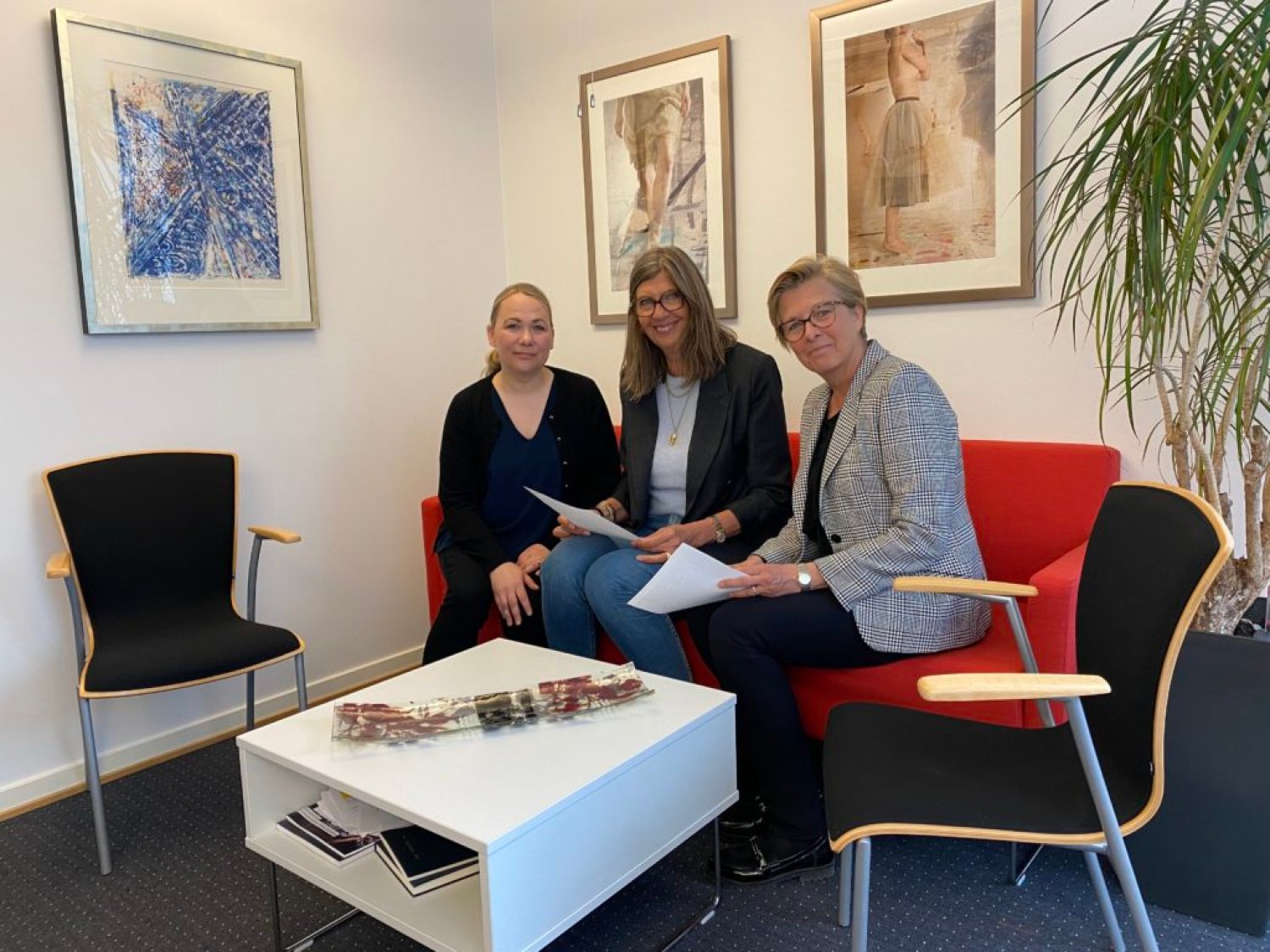 Fra venstre: Seniorrådgiver Nina Myklebust, Wenche Halsen, leder av Senteret for for et aldersvennlig Norge og Kari Østerud, direktør i Senter for seniorpolitikk