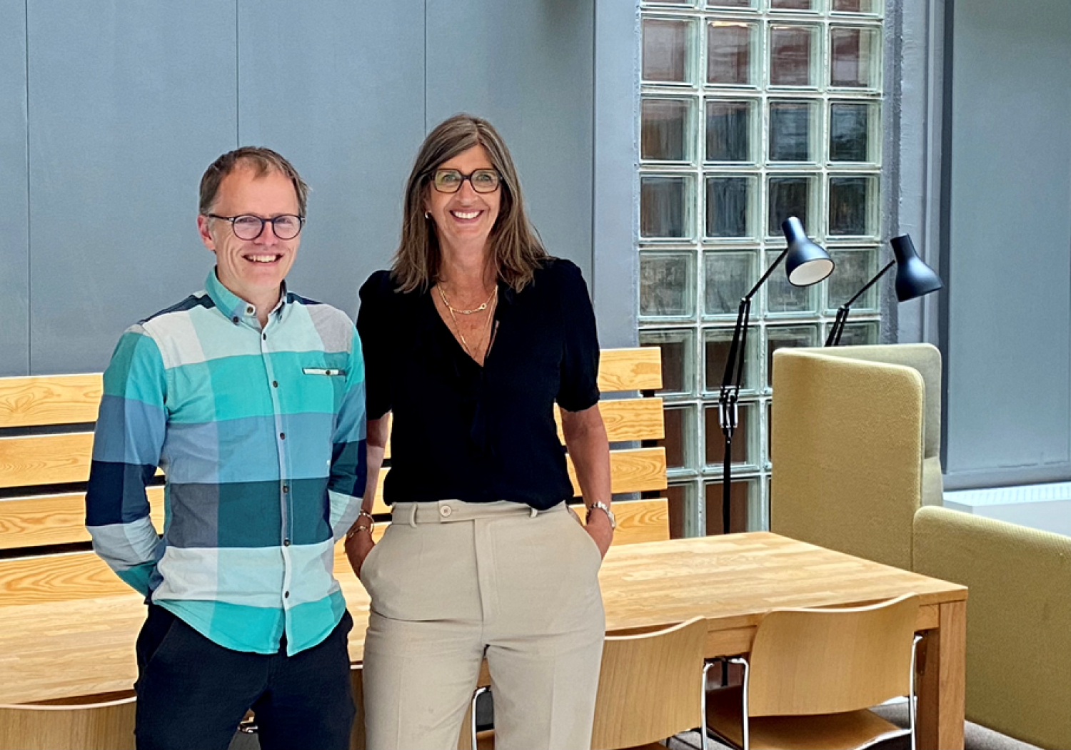 Stian Slotterøy Johnsen, generalsekretær i Frivillighet Norge og Wenche Halsen, leder i Senteret for et aldersvennlig Norge. Foto: Frivilligjhet Norge
