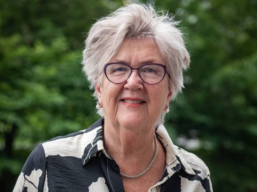 Portrett Berit Brørby i svart og hvit bluse