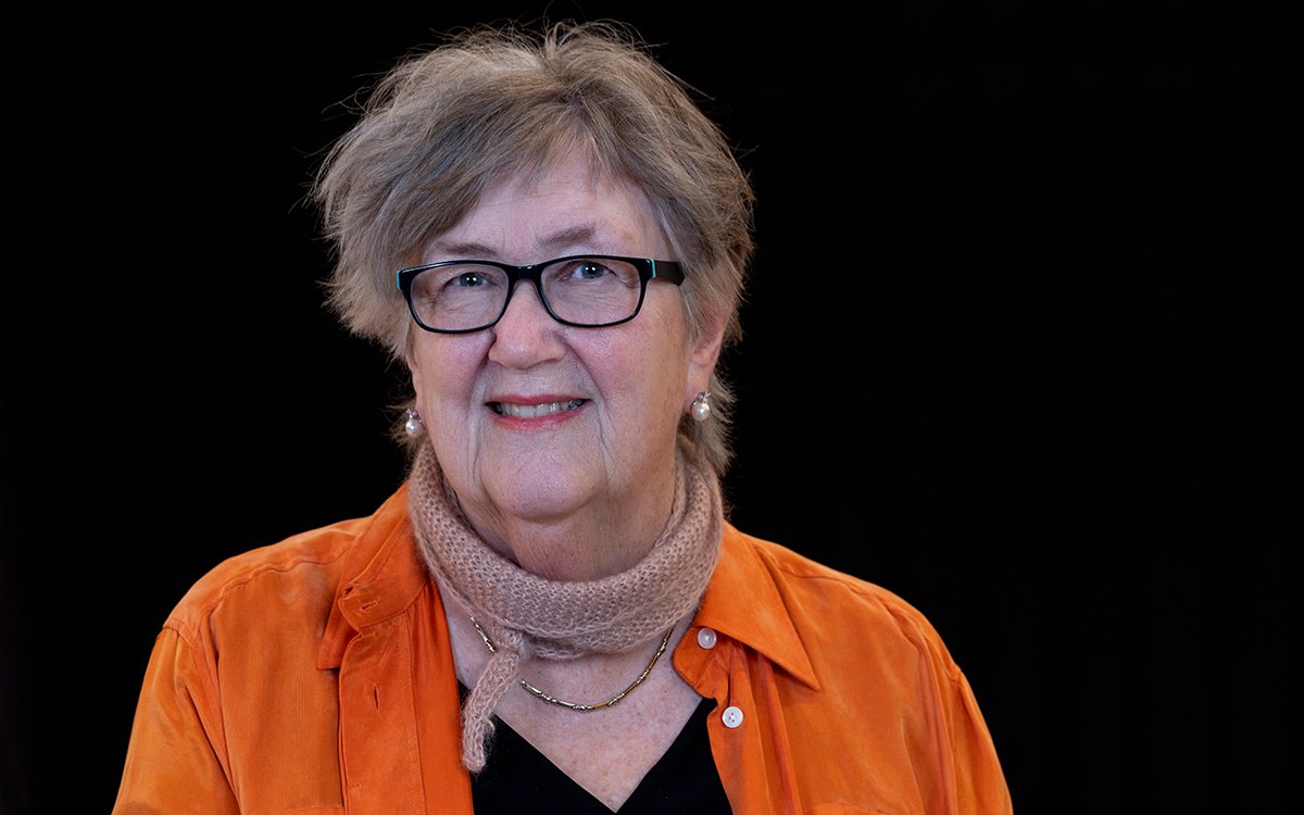 Portrett av Berit i oransje skjorte
