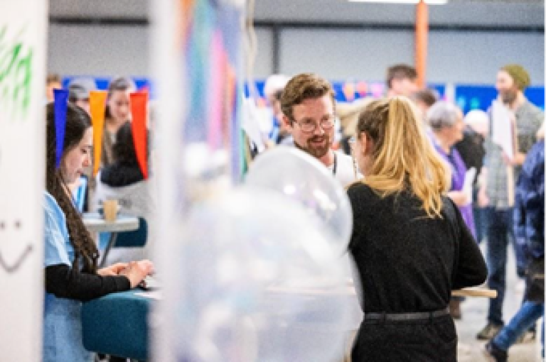 flere mennesker snakker sammen 