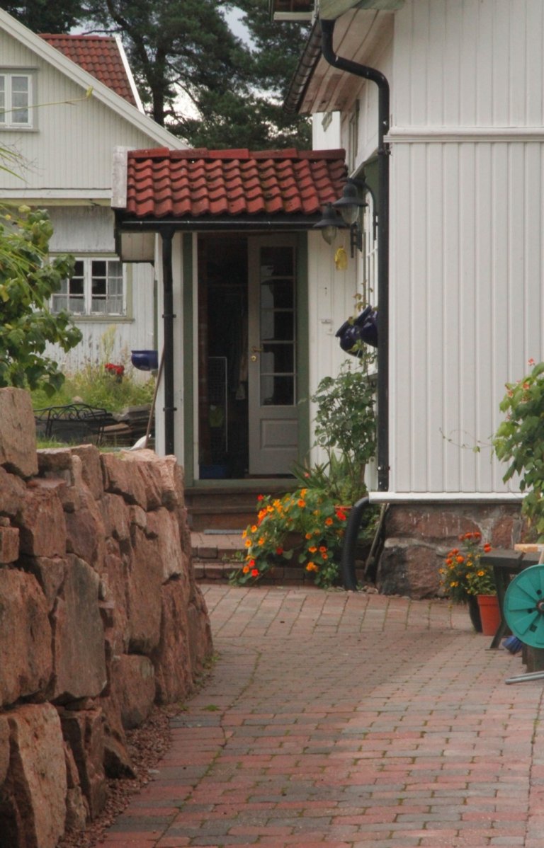 Bilde av en dør i et hvitt hus
