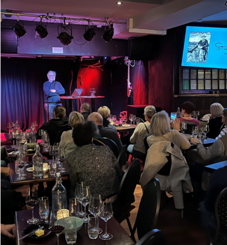 mann på scene med publikum