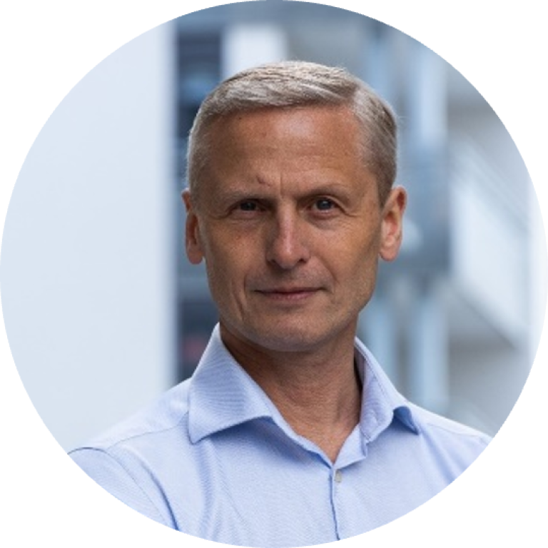 Porrettbilde der Arne Helme ser rett frem iført en blå skjorte