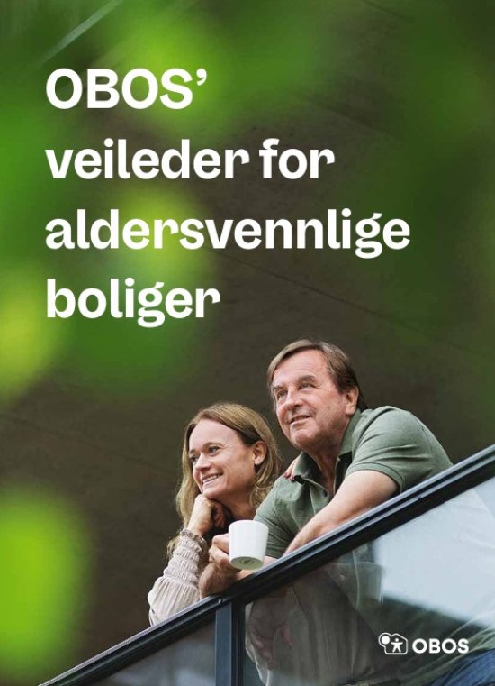 Et voksent par lener seg over rekkverket på en balkong