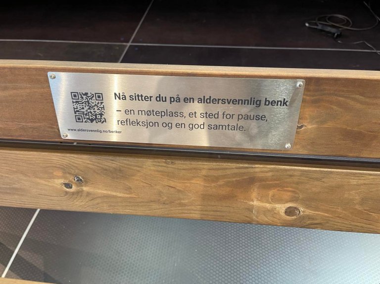 metallplate på en benk