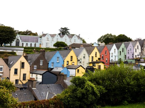 En rekke med fargerike boliger i Irland